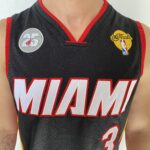 Camiseta Regata NBA Mitchell & Ness 2012/13 - Miami Heat - Dwyane Wade 3 - Edição Especial - The Finals - Preta - Imagem 4