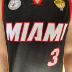 Camiseta Regata NBA Mitchell & Ness 2012/13 - Miami Heat - Dwyane Wade 3 - Edição Especial - The Finals - Preta - Imagem 8