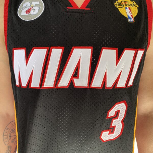 Camiseta Regata NBA Mitchell & Ness 2012/13 - Miami Heat - Dwyane Wade 3 - Edição Especial - The Finals - Preta - Imagem 8