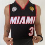 Camiseta Regata NBA Mitchell & Ness 2012/13 - Miami Heat - Dwyane Wade 3 - Edição Especial - The Finals - Preta - Imagem 9
