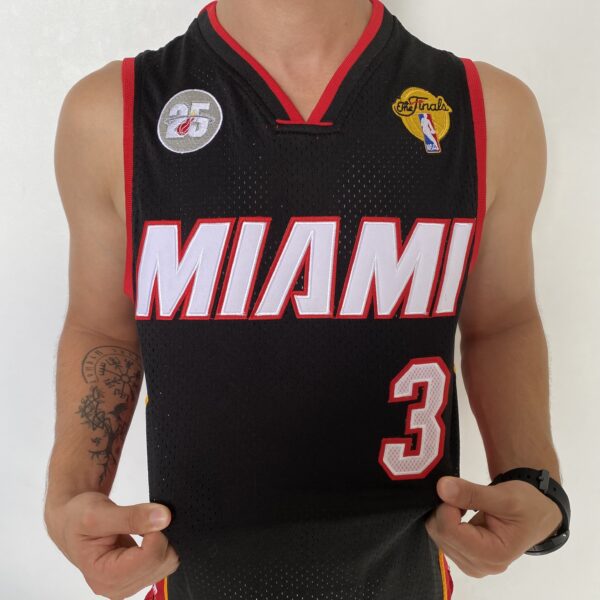 Camiseta Regata NBA Mitchell & Ness 2012/13 - Miami Heat - Dwyane Wade 3 - Edição Especial - The Finals - Preta - Imagem 9