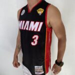 Camiseta Regata NBA Mitchell & Ness 2012/13 - Miami Heat - Dwyane Wade 3 - Edição Especial - The Finals - Preta - Imagem 12