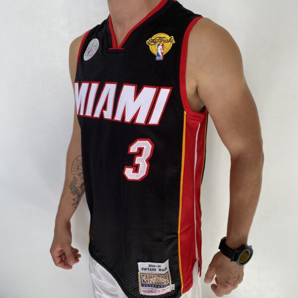 Camiseta Regata NBA Mitchell & Ness 2012/13 - Miami Heat - Dwyane Wade 3 - Edição Especial - The Finals - Preta - Imagem 12