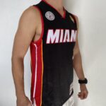 Camiseta Regata NBA Mitchell & Ness 2012/13 - Miami Heat - Dwyane Wade 3 - Edição Especial - The Finals - Preta - Imagem 13