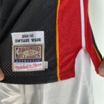 Camiseta Regata NBA Mitchell & Ness 2012/13 - Miami Heat - Dwyane Wade 3 - Edição Especial - The Finals - Preta - Imagem 14