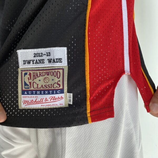 Camiseta Regata NBA Mitchell & Ness 2012/13 - Miami Heat - Dwyane Wade 3 - Edição Especial - The Finals - Preta - Imagem 14