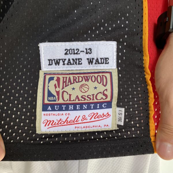 Camiseta Regata NBA Mitchell & Ness 2012/13 - Miami Heat - Dwyane Wade 3 - Edição Especial - The Finals - Preta - Imagem 15