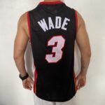 Camiseta Regata NBA Mitchell & Ness 2012/13 - Miami Heat - Dwyane Wade 3 - Edição Especial - The Finals - Preta - Imagem 17