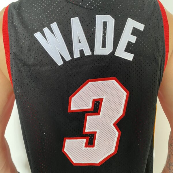 Camiseta Regata NBA Mitchell & Ness 2012/13 - Miami Heat - Dwyane Wade 3 - Edição Especial - The Finals - Preta - Imagem 18