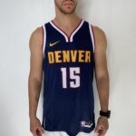 Camiseta Regata NBA Denver Nuggets Nikola Jokic 15 Icon Edition Azul Escura 2023 Nike - Imagem 2