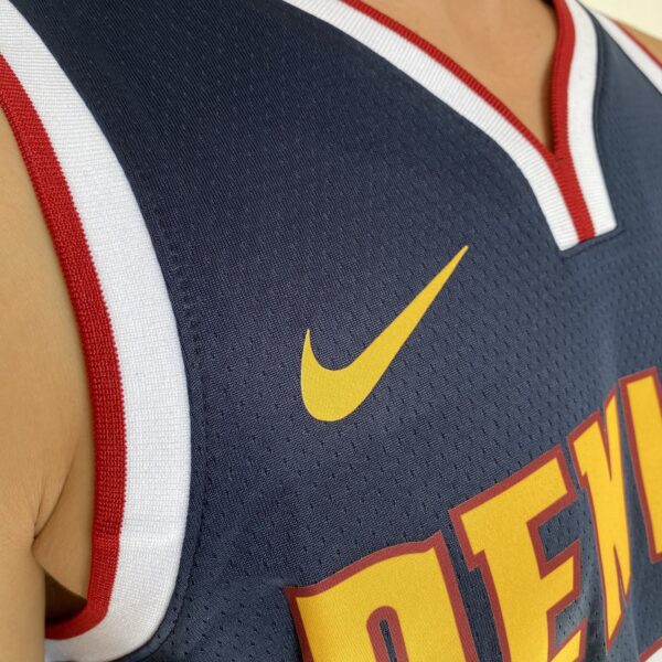 Camiseta Regata NBA Denver Nuggets Nikola Jokic 15 Icon Edition Azul Escura 2023 Nike - Imagem 3