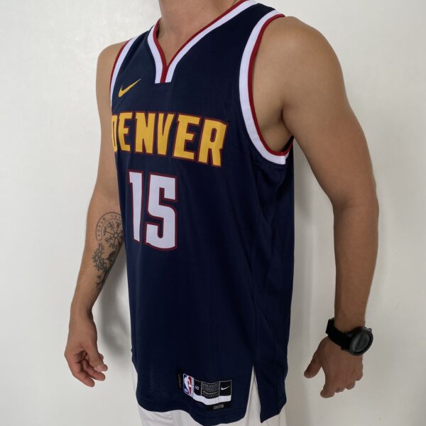 Camiseta Regata NBA Denver Nuggets Nikola Jokic 15 Icon Edition Azul Escura 2023 Nike - Imagem 7