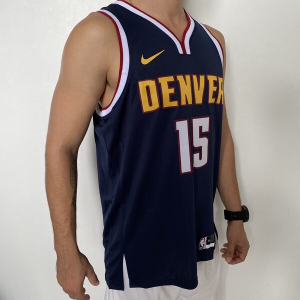 Camiseta Regata NBA Denver Nuggets Nikola Jokic 15 Icon Edition Azul Escura 2023 Nike - Imagem 8