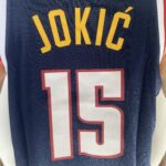 Camiseta Regata NBA Denver Nuggets Nikola Jokic 15 Icon Edition Azul Escura 2023 Nike - Imagem 14