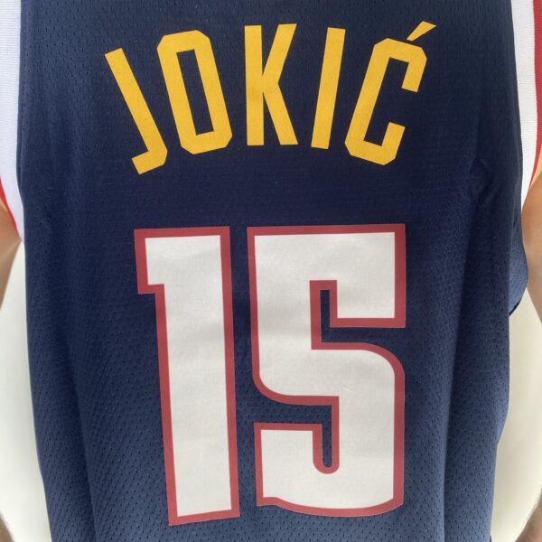Camiseta Regata NBA Denver Nuggets Nikola Jokic 15 Icon Edition Azul Escura 2023 Nike - Imagem 14