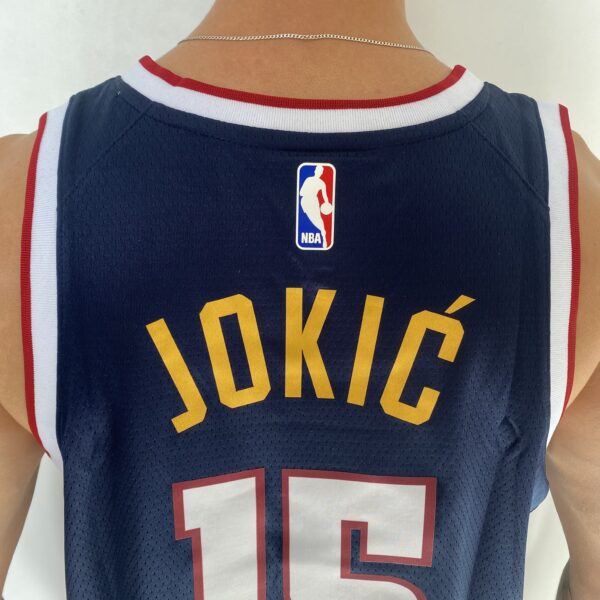 Camiseta Regata NBA Denver Nuggets Nikola Jokic 15 Icon Edition Azul Escura 2023 Nike - Imagem 15