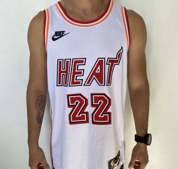 Camiseta Regata Basquete NBA Miami Heat Swingman Jimmy Butler 22 Classic Edition Branca 2023 Nike - Imagem 1