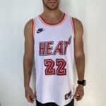 Camiseta Regata Basquete NBA Miami Heat Swingman Jimmy Butler 22 Classic Edition Branca 2023 Nike - Imagem 2