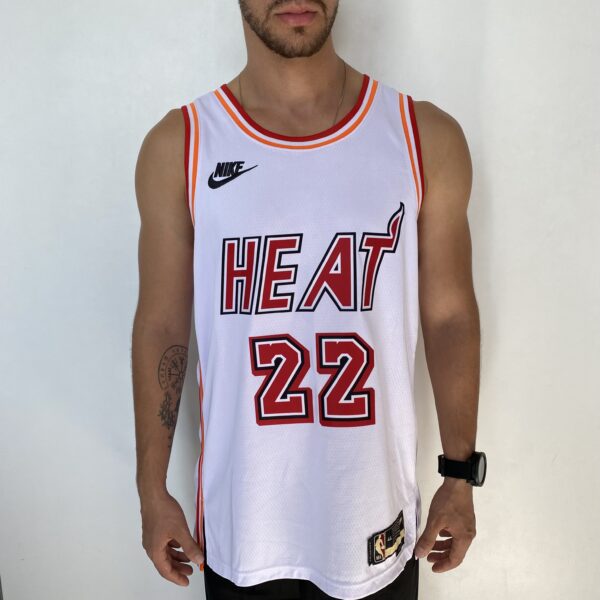 Camiseta Regata Basquete NBA Miami Heat Swingman Jimmy Butler 22 Classic Edition Branca 2023 Nike - Imagem 2