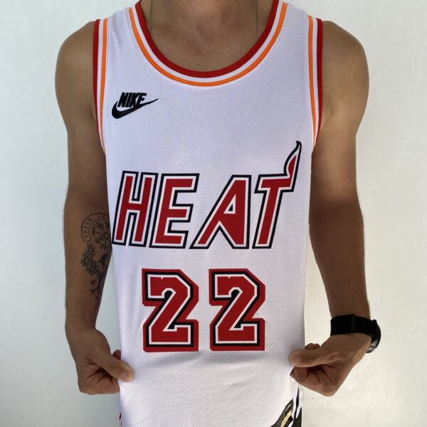 Camiseta Regata Basquete NBA Miami Heat Swingman Jimmy Butler 22 Classic Edition Branca 2023 Nike - Imagem 5