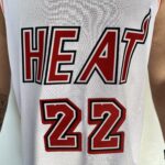 Camiseta Regata Basquete NBA Miami Heat Swingman Jimmy Butler 22 Classic Edition Branca 2023 Nike - Imagem 6