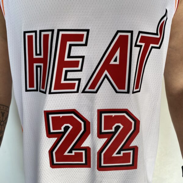 Camiseta Regata Basquete NBA Miami Heat Swingman Jimmy Butler 22 Classic Edition Branca 2023 Nike - Imagem 6