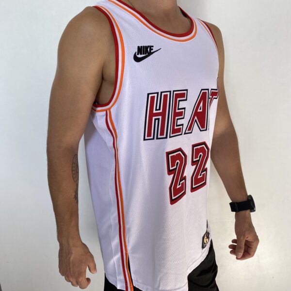 Camiseta Regata Basquete NBA Miami Heat Swingman Jimmy Butler 22 Classic Edition Branca 2023 Nike - Imagem 9