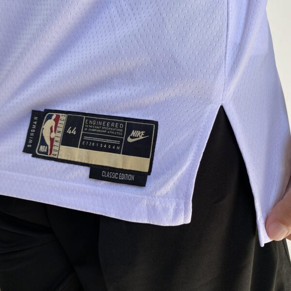 Camiseta Regata Basquete NBA Miami Heat Swingman Jimmy Butler 22 Classic Edition Branca 2023 Nike - Imagem 10