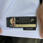 Camiseta Regata Basquete NBA Miami Heat Swingman Jimmy Butler 22 Classic Edition Branca 2023 Nike - Imagem 11