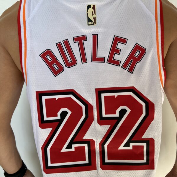 Camiseta Regata Basquete NBA Miami Heat Swingman Jimmy Butler 22 Classic Edition Branca 2023 Nike - Imagem 15