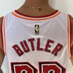 Camiseta Regata Basquete NBA Miami Heat Swingman Jimmy Butler 22 Classic Edition Branca 2023 Nike - Imagem 16