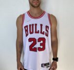 Camiseta Regata NBA Chicago Bulls Michael Jordan 23 Association Edition Branca 2022 Nike - Imagem 2