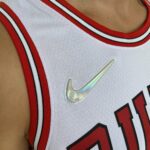 Camiseta Regata NBA Chicago Bulls Michael Jordan 23 Association Edition Branca 2022 Nike - Imagem 3