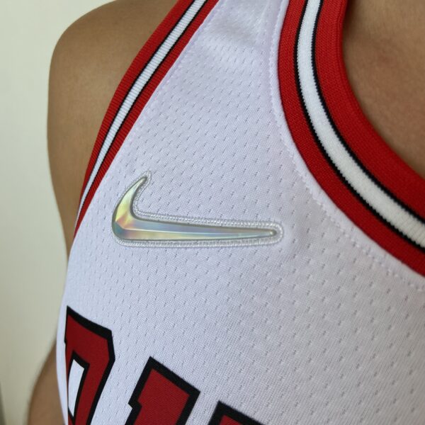 Camiseta Regata NBA Chicago Bulls Michael Jordan 23 Association Edition Branca 2022 Nike - Imagem 4