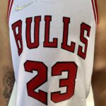Camiseta Regata NBA Chicago Bulls Michael Jordan 23 Association Edition Branca 2022 Nike - Imagem 5