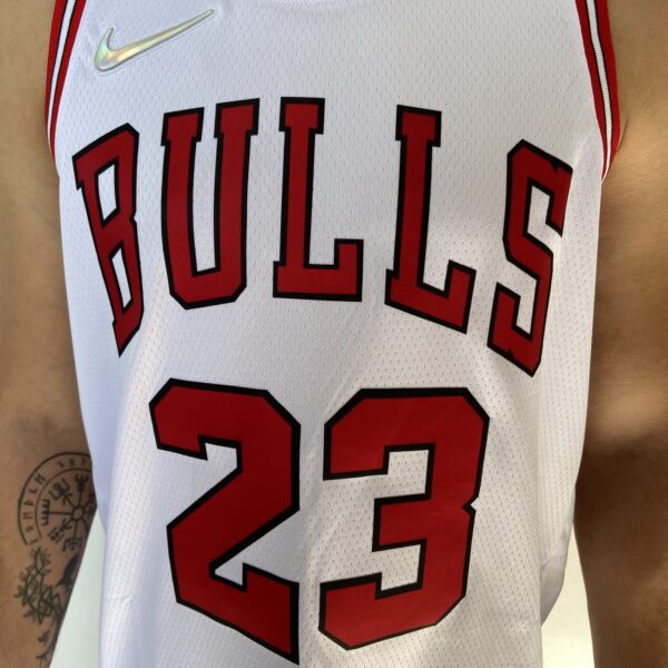 Camiseta Regata NBA Chicago Bulls Michael Jordan 23 Association Edition Branca 2022 Nike - Imagem 5