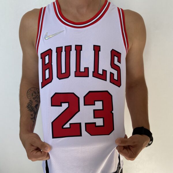 Camiseta Regata NBA Chicago Bulls Michael Jordan 23 Association Edition Branca 2022 Nike - Imagem 7