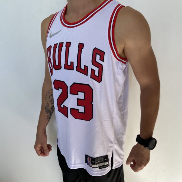 Camiseta Regata NBA Chicago Bulls Michael Jordan 23 Association Edition Branca 2022 Nike - Imagem 8