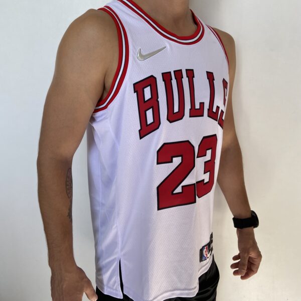 Camiseta Regata NBA Chicago Bulls Michael Jordan 23 Association Edition Branca 2022 Nike - Imagem 9