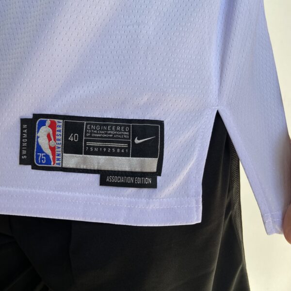 Camiseta Regata NBA Chicago Bulls Michael Jordan 23 Association Edition Branca 2022 Nike - Imagem 10