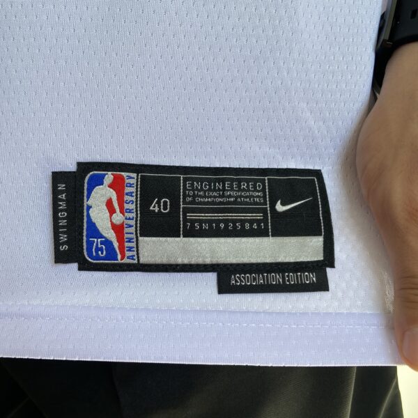 Camiseta Regata NBA Chicago Bulls Michael Jordan 23 Association Edition Branca 2022 Nike - Imagem 11