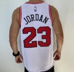Camiseta Regata NBA Chicago Bulls Michael Jordan 23 Association Edition Branca 2022 Nike - Imagem 13
