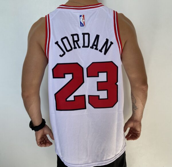 Camiseta Regata NBA Chicago Bulls Michael Jordan 23 Association Edition Branca 2022 Nike - Imagem 13