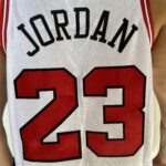 Camiseta Regata NBA Chicago Bulls Michael Jordan 23 Association Edition Branca 2022 Nike - Imagem 14