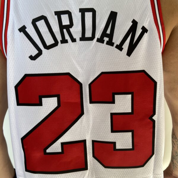Camiseta Regata NBA Chicago Bulls Michael Jordan 23 Association Edition Branca 2022 Nike - Imagem 14