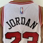 Camiseta Regata NBA Chicago Bulls Michael Jordan 23 Association Edition Branca 2022 Nike - Imagem 15