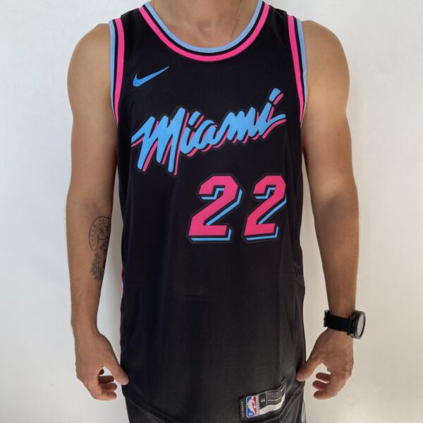 Camiseta Regata Basquete NBA Miami Heat Swingman Jimmy Butler 22 City Edition Preta 2019 Nike - Imagem 1