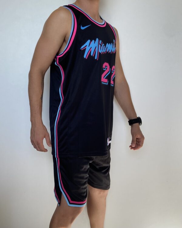 Camiseta Regata Basquete NBA Miami Heat Swingman Jimmy Butler 22 City Edition Preta 2019 Nike - Imagem 16