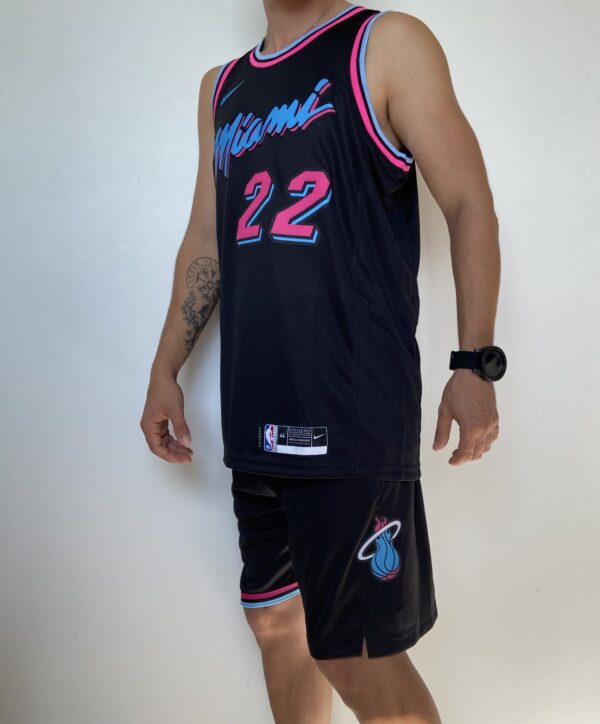 Camiseta Regata Basquete NBA Miami Heat Swingman Jimmy Butler 22 City Edition Preta 2019 Nike - Imagem 15
