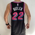 Camiseta Regata Basquete NBA Miami Heat Swingman Jimmy Butler 22 City Edition Preta 2019 Nike - Imagem 10
